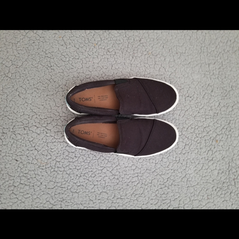 🛍 TOMS Canvas Shoes